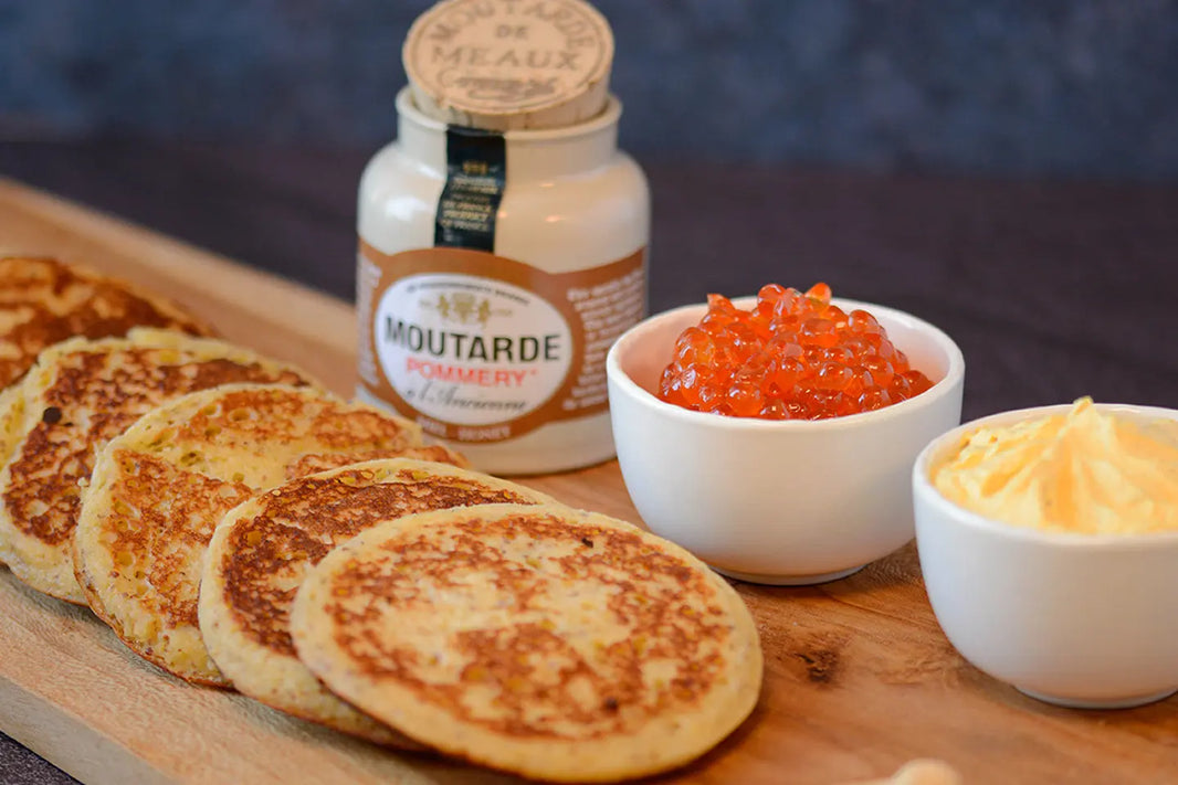 Blinis à la graine de moutarde, œuf de saumon, crème curcuma moutardée