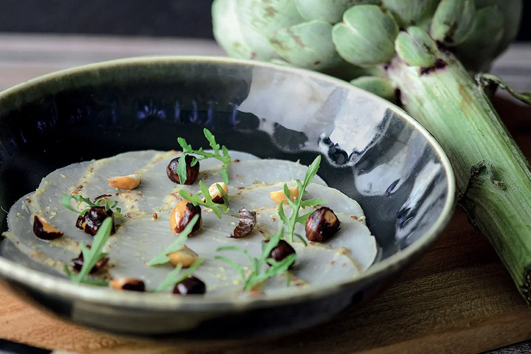 Carpaccio d’artichaut, vinaigrette à la moutarde ancienne, noisette et roquette