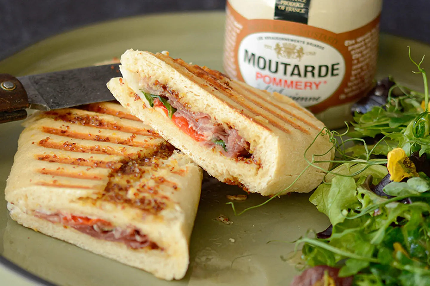 Panini à la moutarde au miel, tomate confite, procciuto, mozzarella