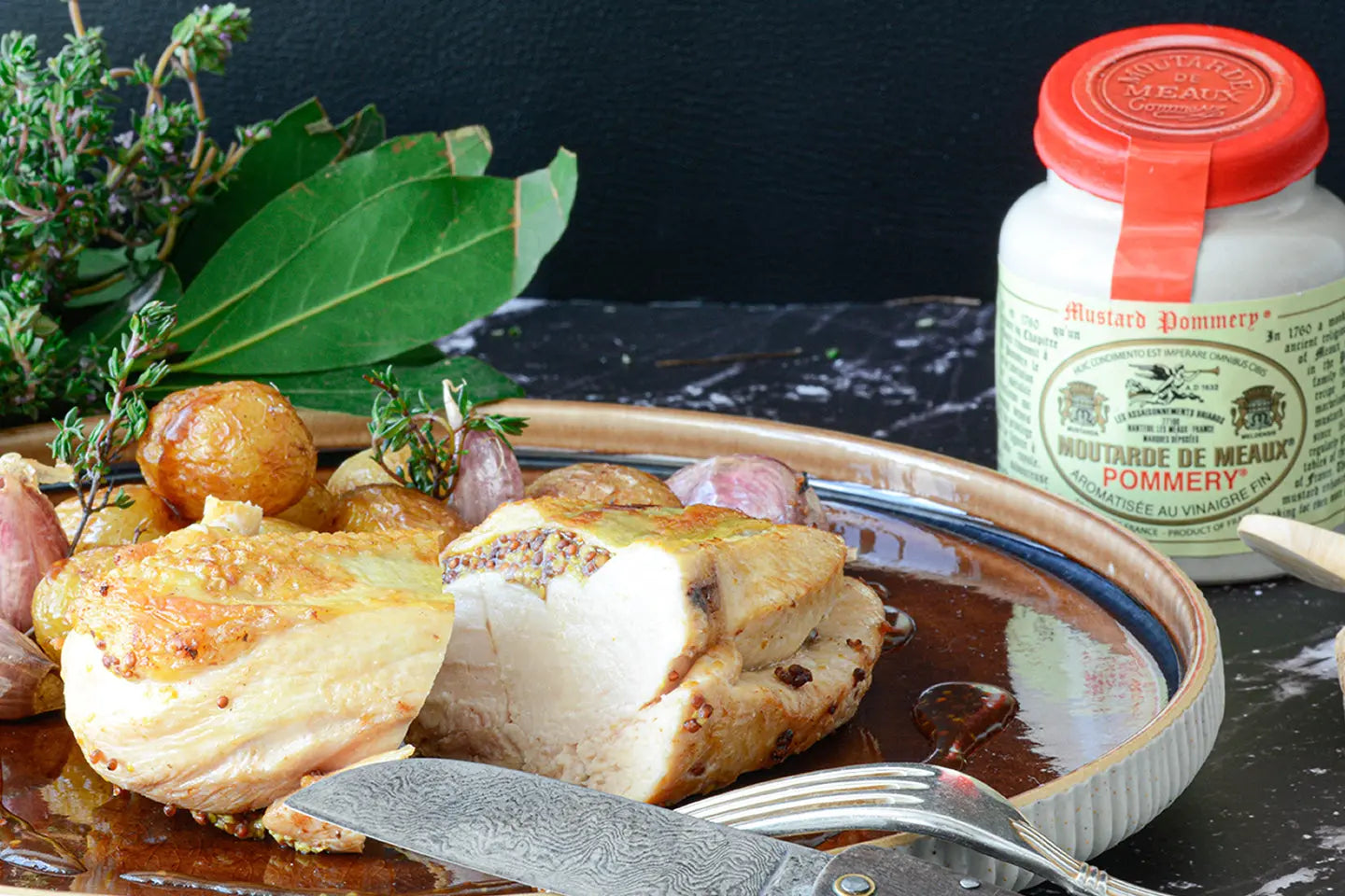 Suprême de poulet fermier du Gâtinais rôti, moutarde ancienne sous la peau, pommes de terre nouvelles