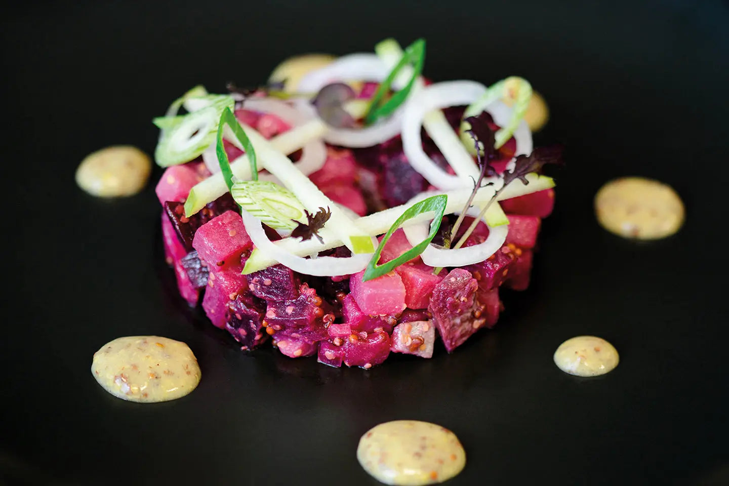 Salade de pommes de terre, hareng fumé et betterave à la moutarde ancienne